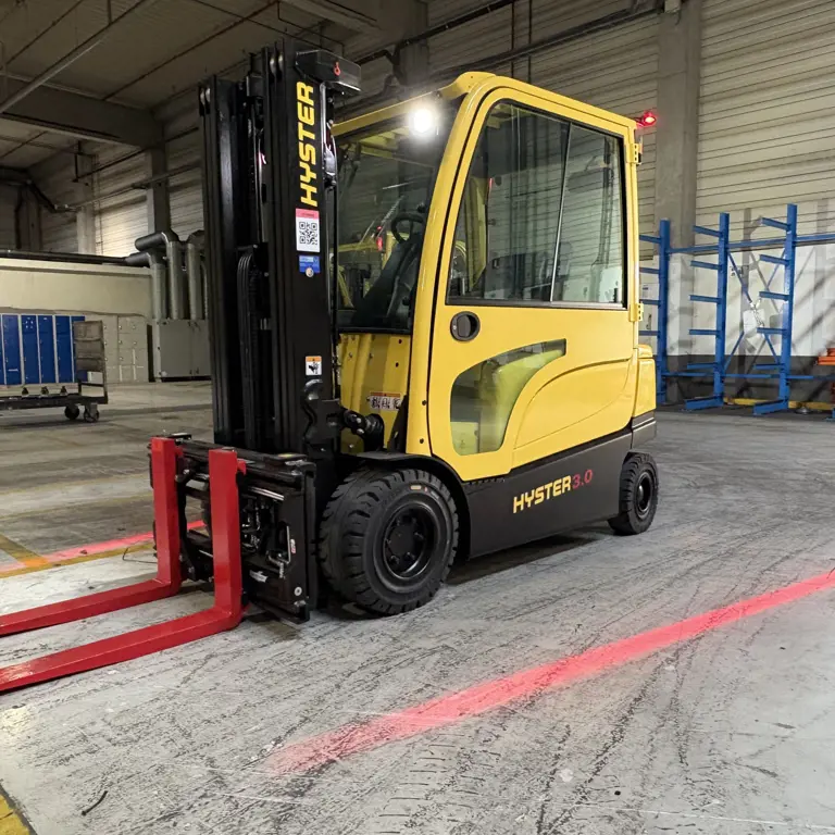 Forklift with closed cabin HYSTER J 3.0 XN
