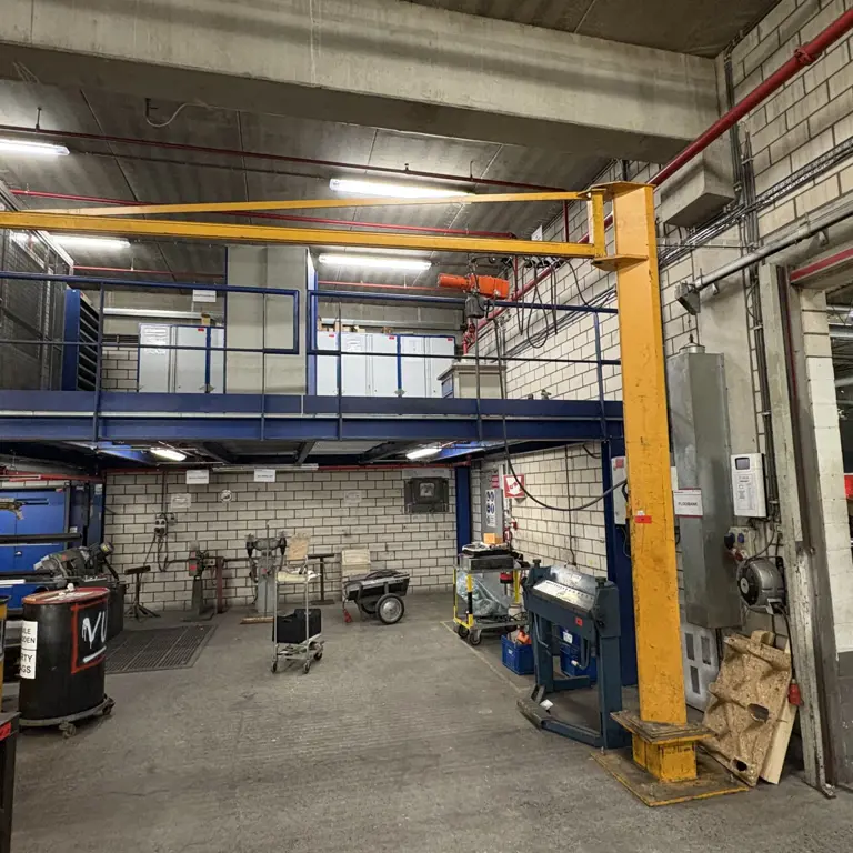 Swing crane (later release)