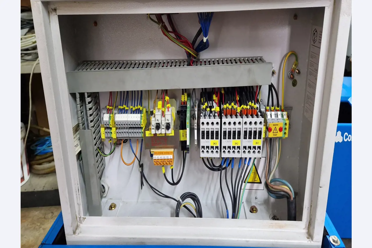 Dobrze utrzymane sprężarki, osuszacze chłodnicze i akcesoria z magazynu-6