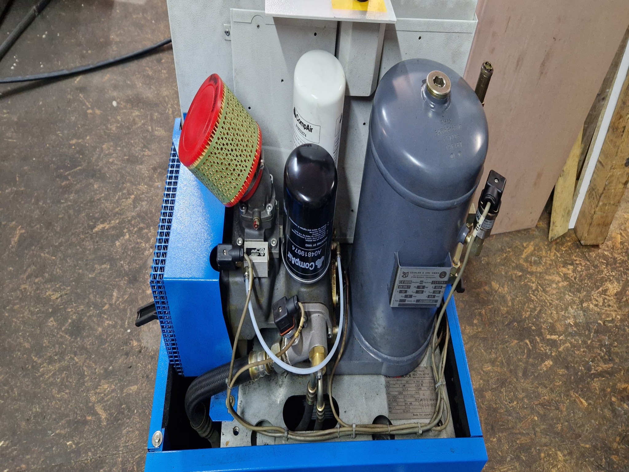 Dobrze utrzymane sprężarki, osuszacze chłodnicze i akcesoria z magazynu-7