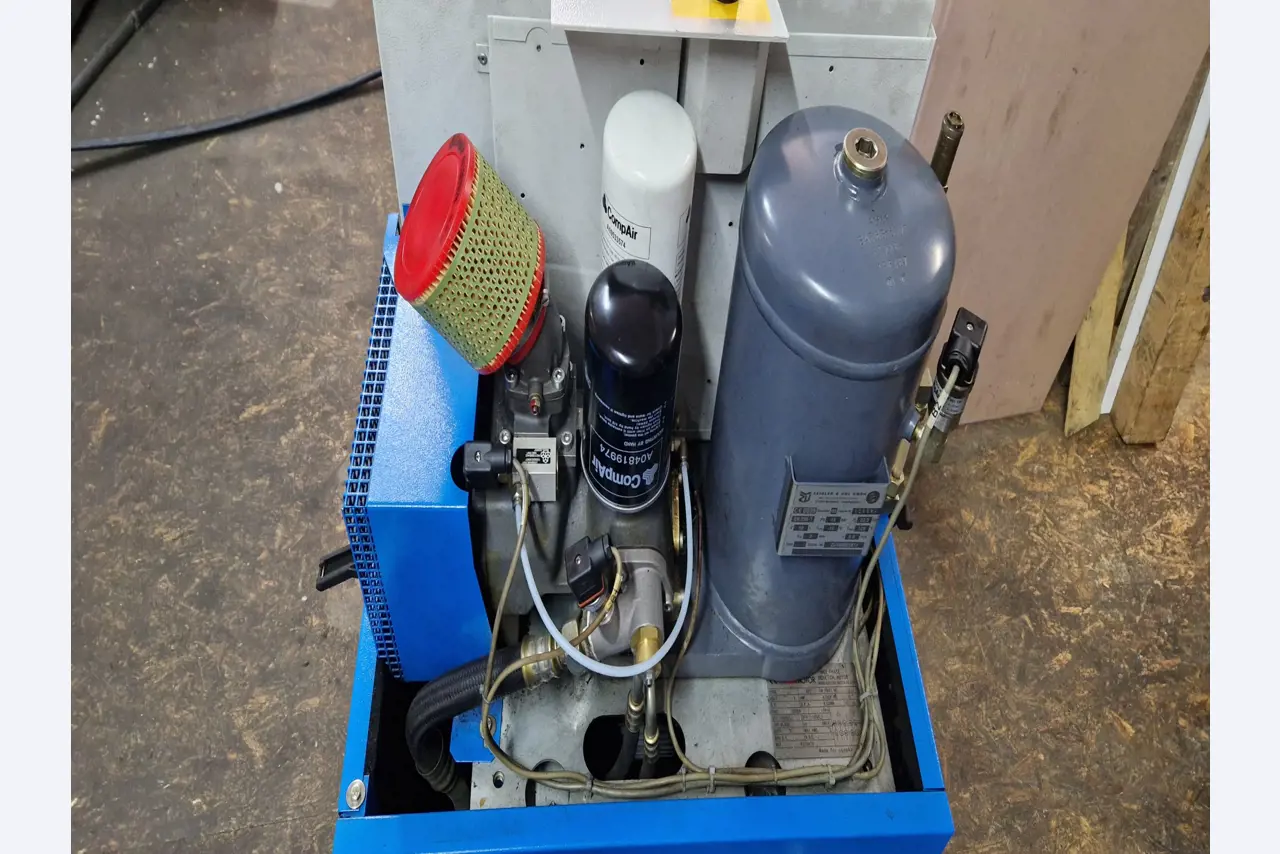 Dobrze utrzymane sprężarki, osuszacze chłodnicze i akcesoria z magazynu-7