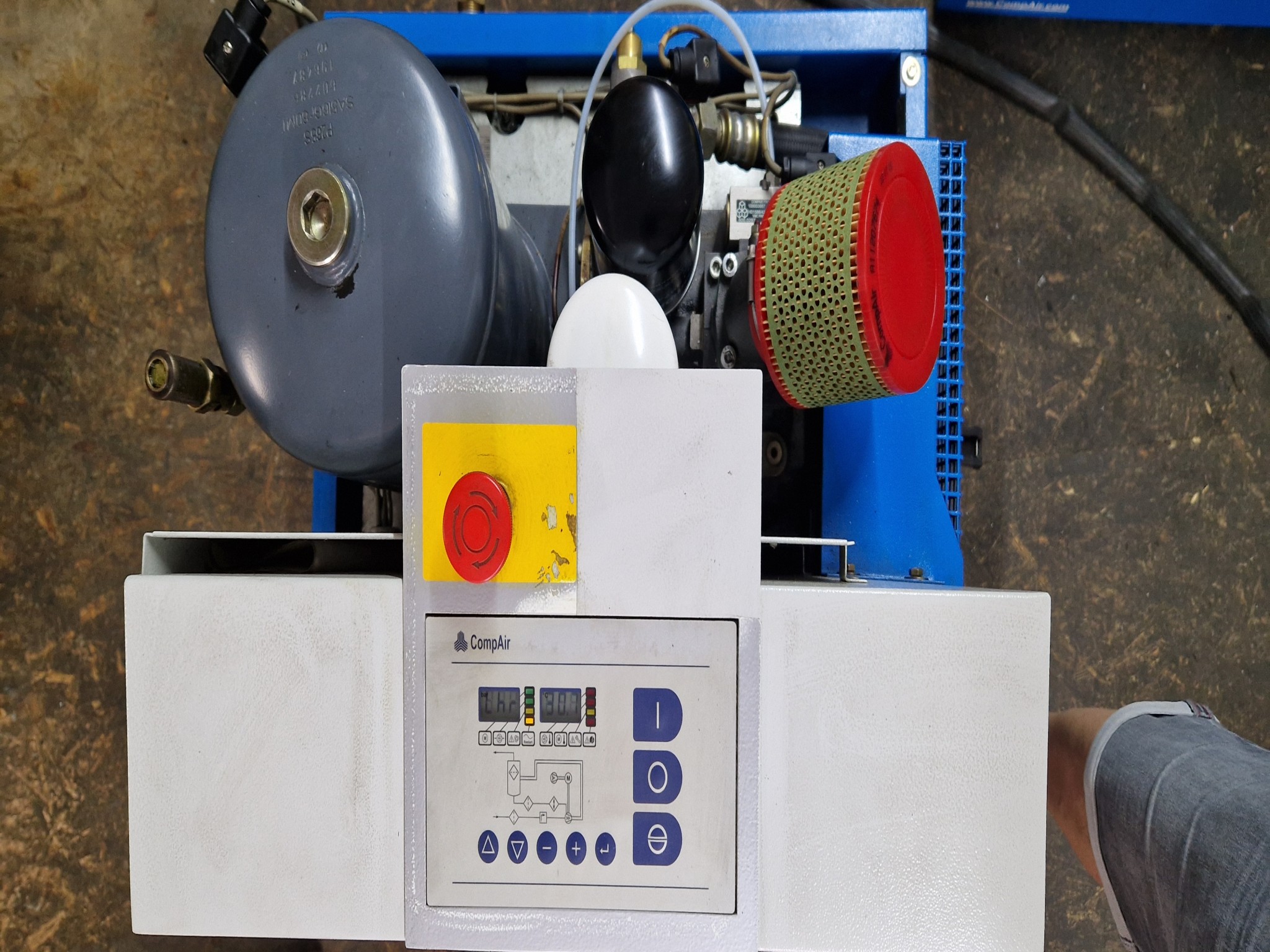 Dobrze utrzymane sprężarki, osuszacze chłodnicze i akcesoria z magazynu-8