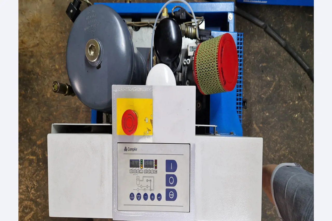 Dobrze utrzymane sprężarki, osuszacze chłodnicze i akcesoria z magazynu-8