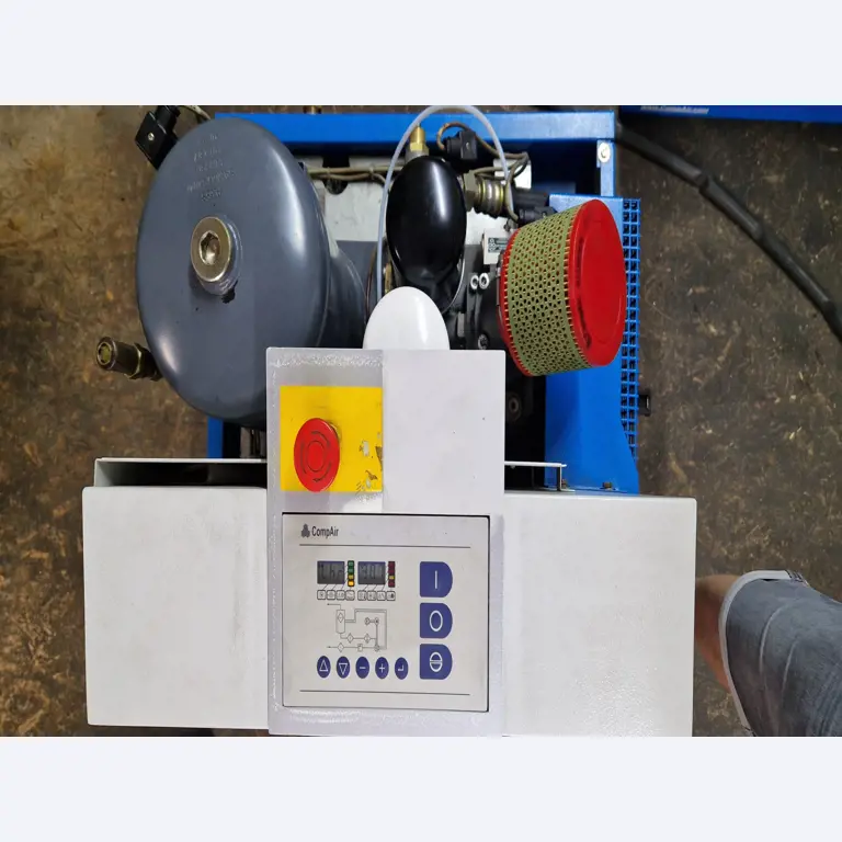 Dobrze utrzymane sprężarki, osuszacze chłodnicze i akcesoria z magazynu-8