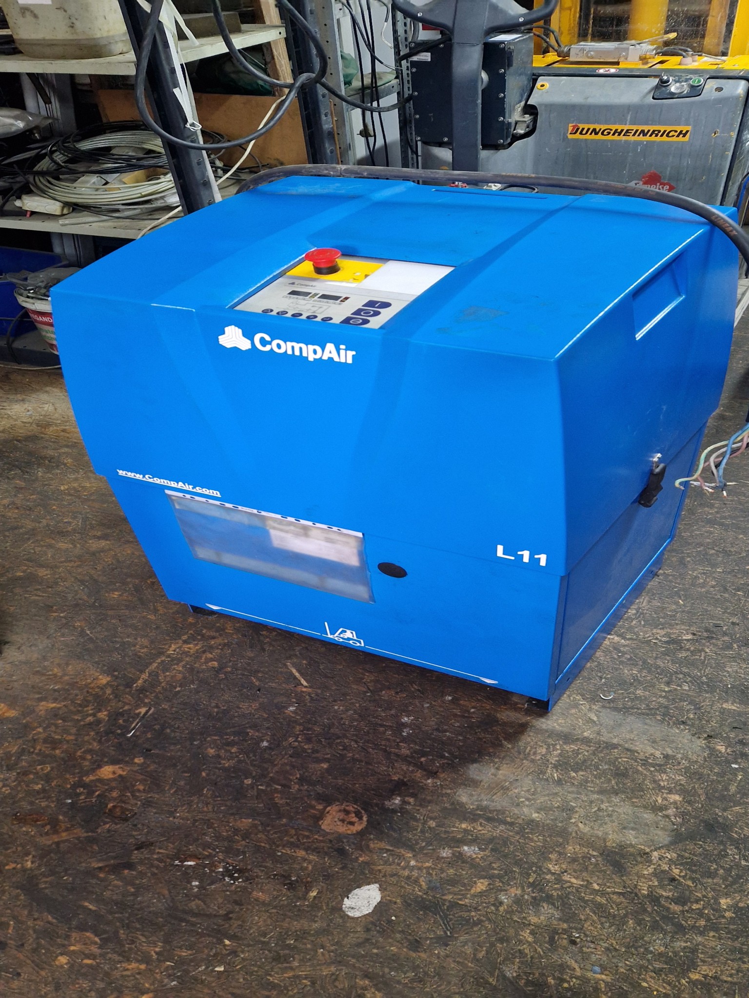 Dobrze utrzymane sprężarki, osuszacze chłodnicze i akcesoria z magazynu-1