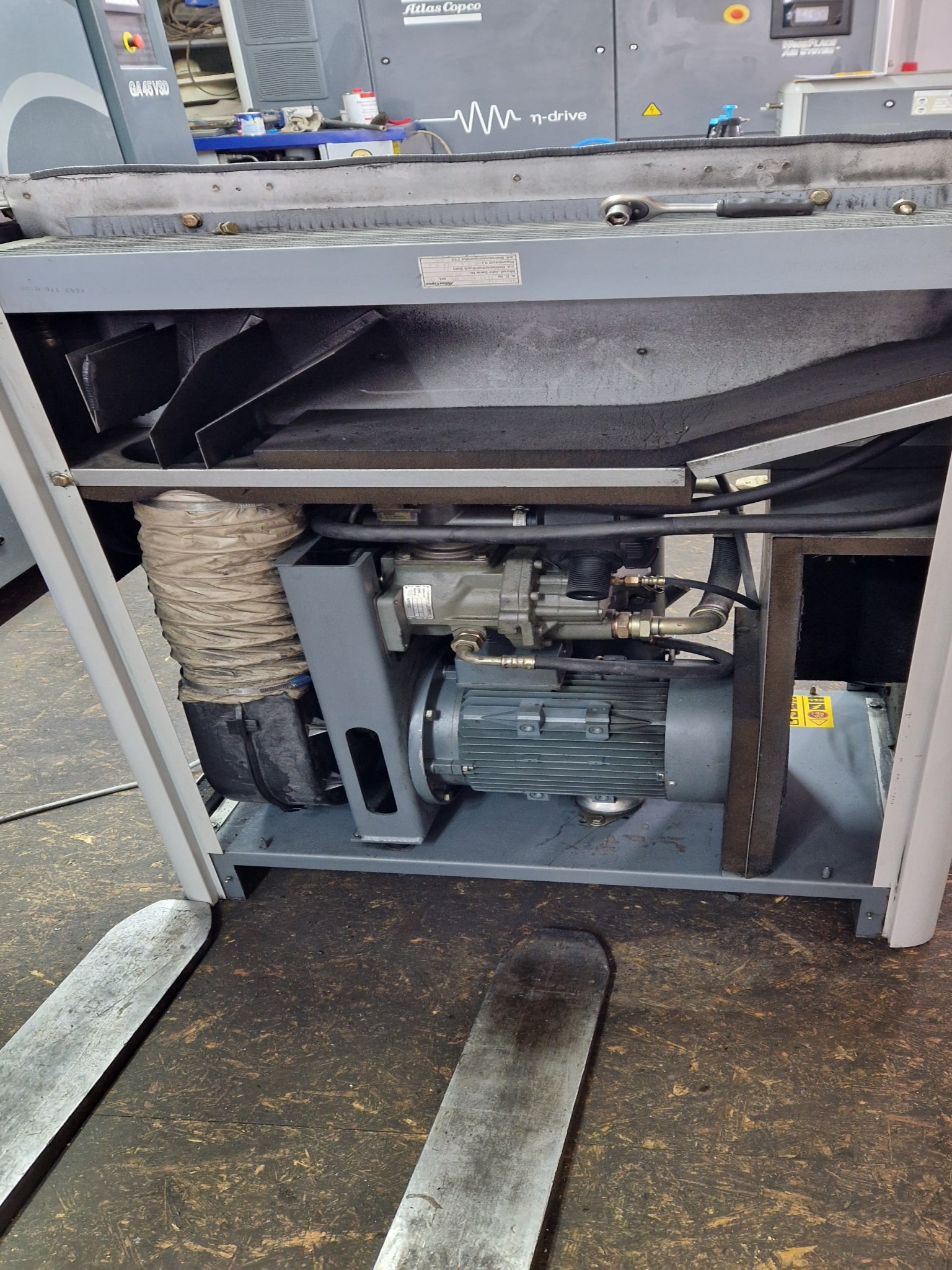 Dobrze utrzymane sprężarki, osuszacze chłodnicze i akcesoria z magazynu-5