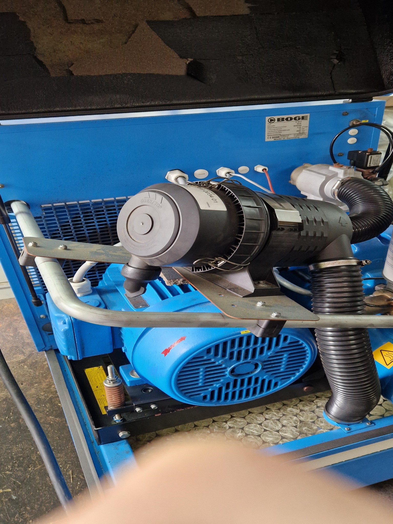 Dobrze utrzymane sprężarki, osuszacze chłodnicze i akcesoria z magazynu-3