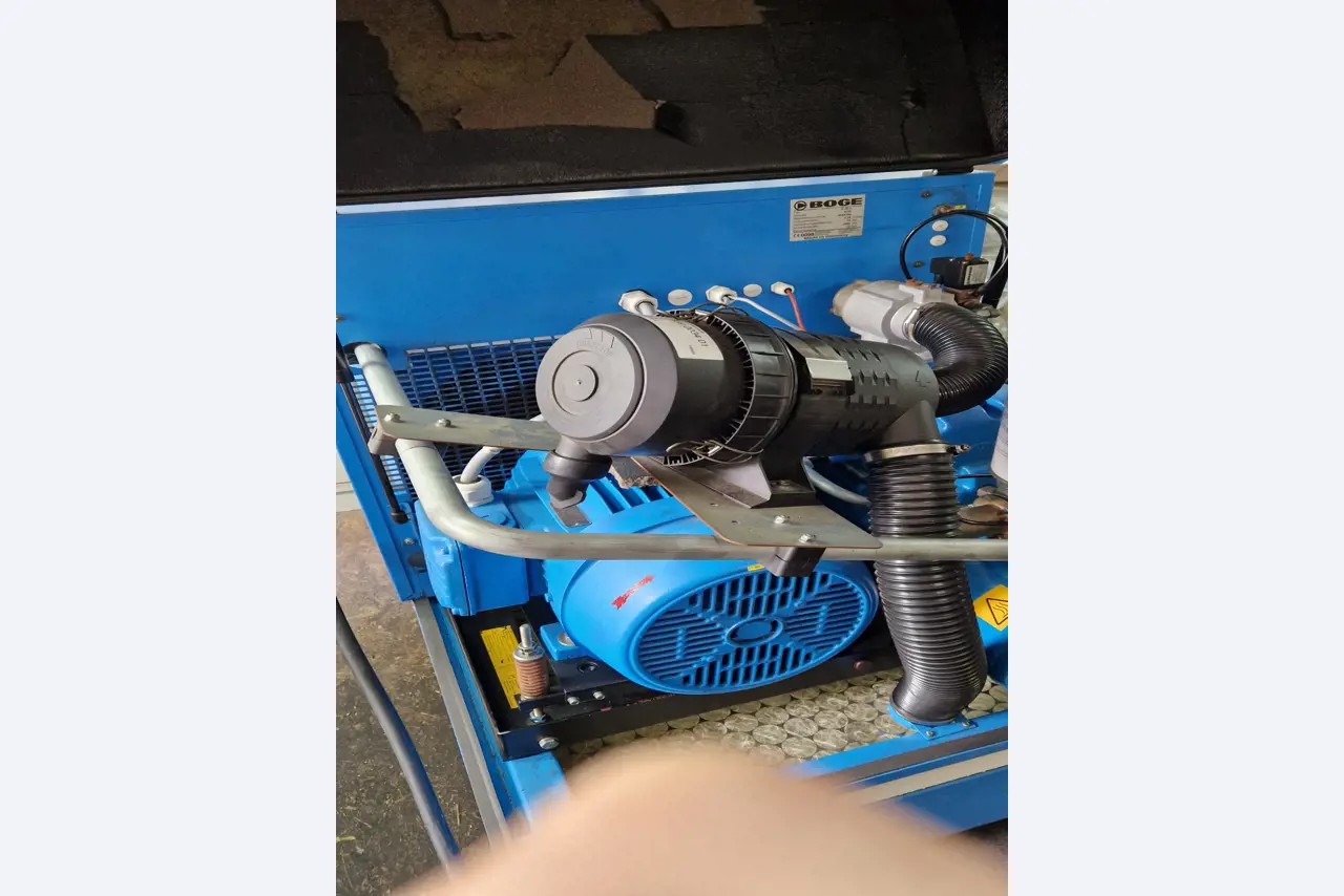 Dobrze utrzymane sprężarki, osuszacze chłodnicze i akcesoria z magazynu-3