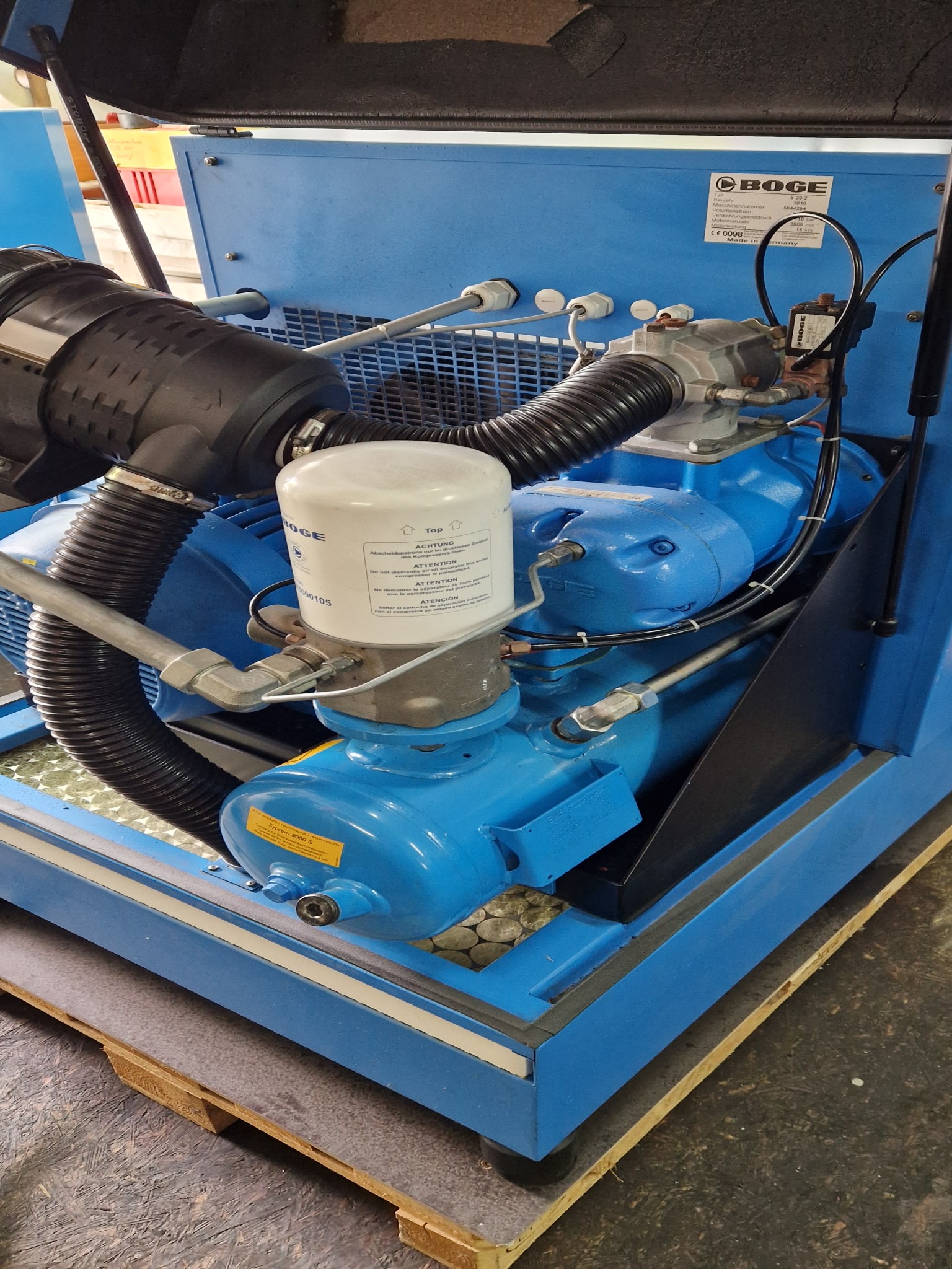 Dobrze utrzymane sprężarki, osuszacze chłodnicze i akcesoria z magazynu-1