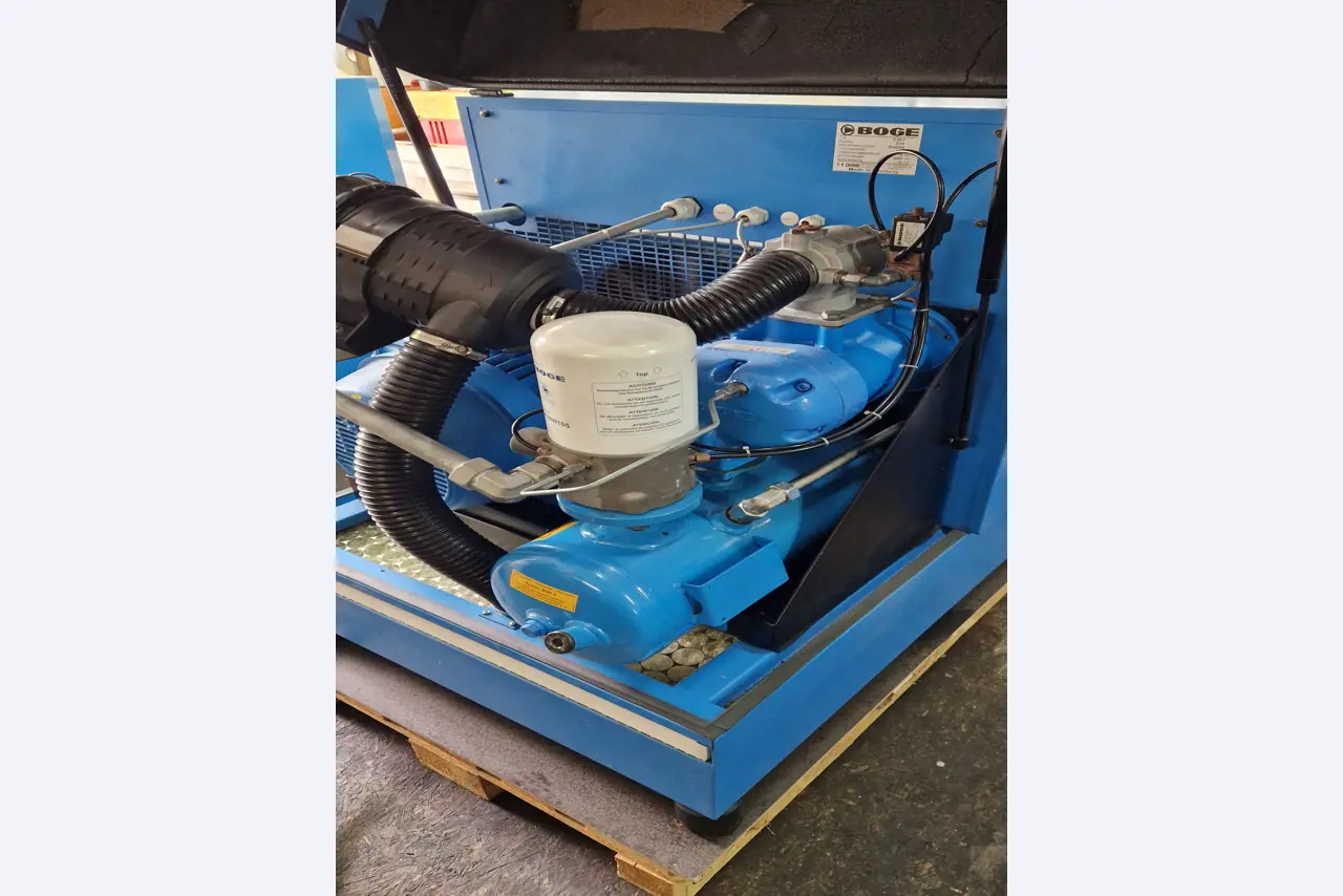 Dobrze utrzymane sprężarki, osuszacze chłodnicze i akcesoria z magazynu-1