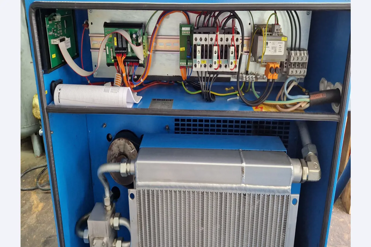 Dobrze utrzymane sprężarki, osuszacze chłodnicze i akcesoria z magazynu-7