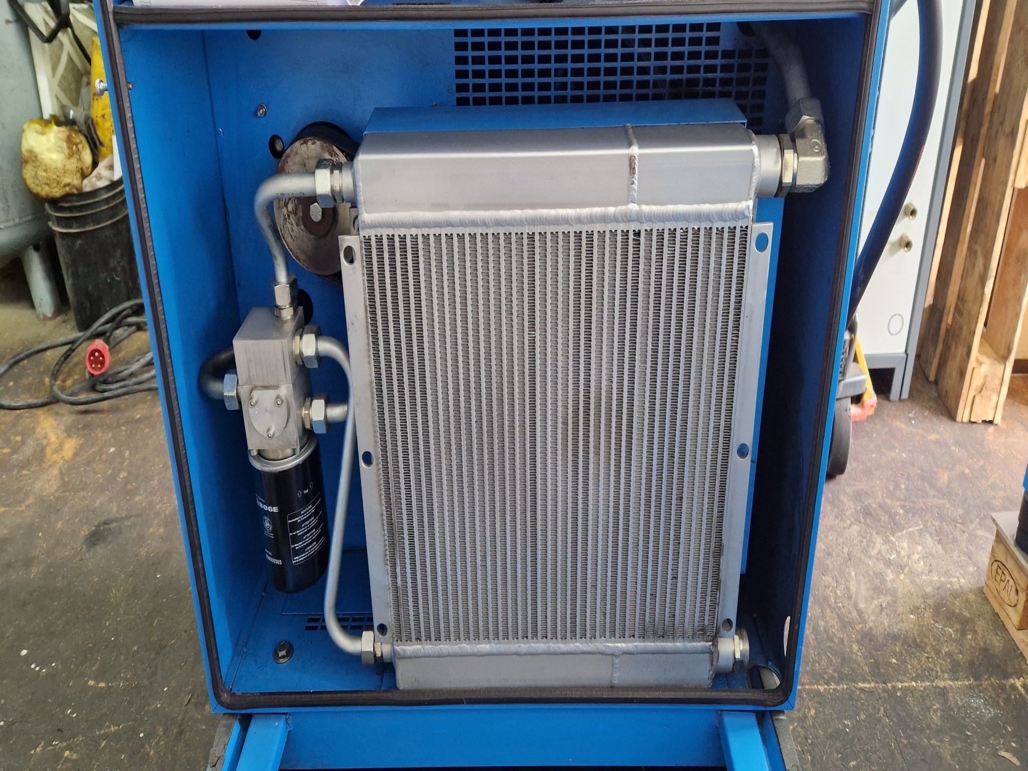 Dobrze utrzymane sprężarki, osuszacze chłodnicze i akcesoria z magazynu-8