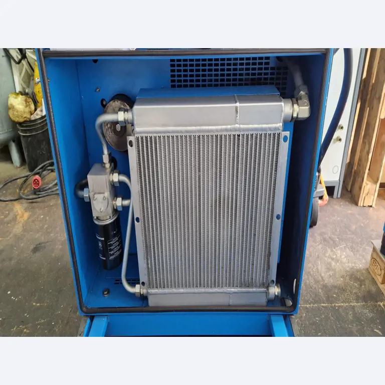 Dobrze utrzymane sprężarki, osuszacze chłodnicze i akcesoria z magazynu-8