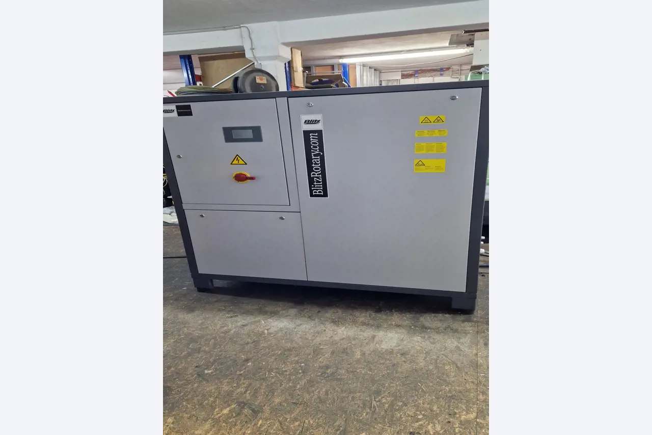 Dobrze utrzymane sprężarki, osuszacze chłodnicze i akcesoria z magazynu-1