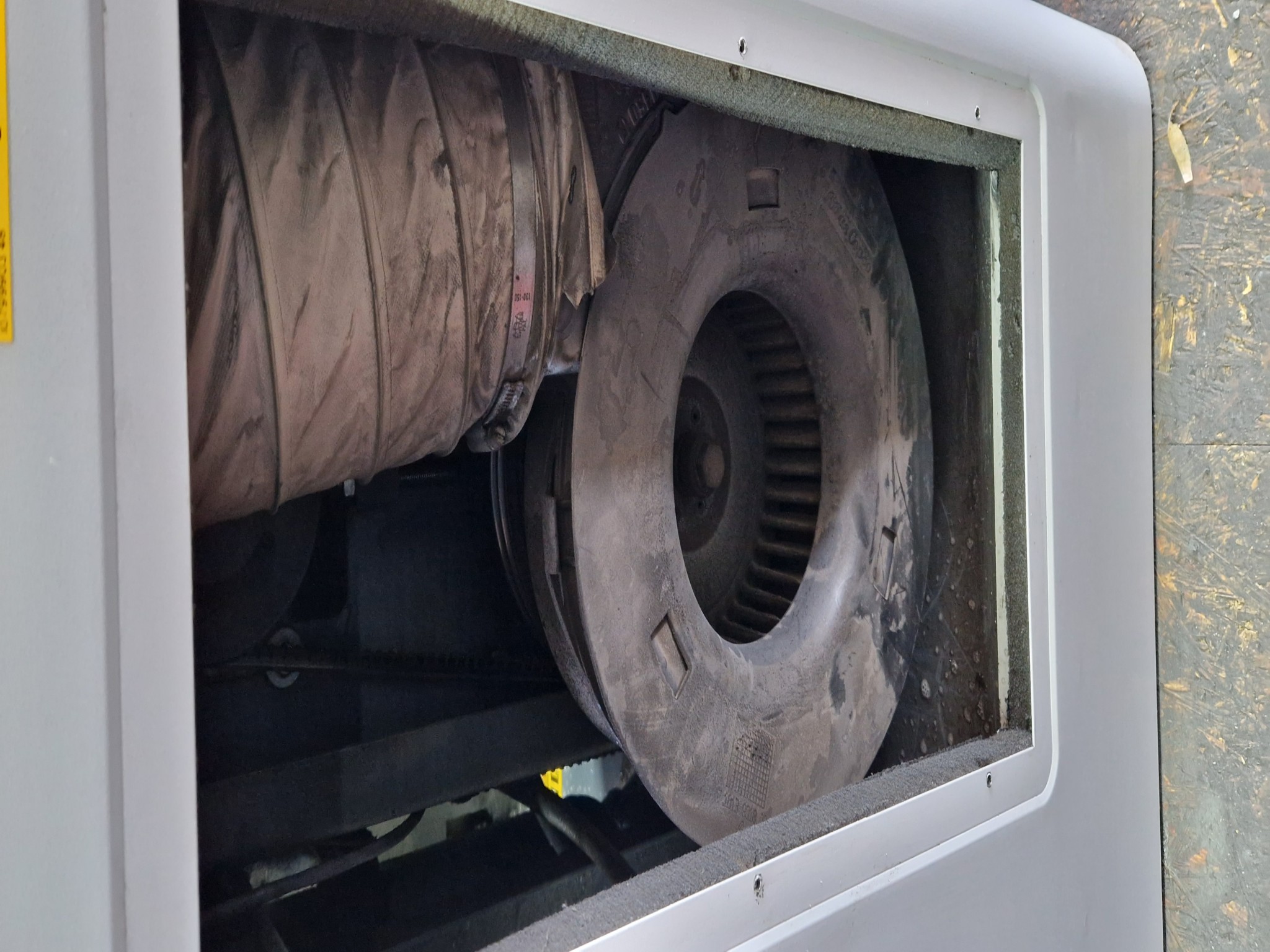 Dobrze utrzymane sprężarki, osuszacze chłodnicze i akcesoria z magazynu-5