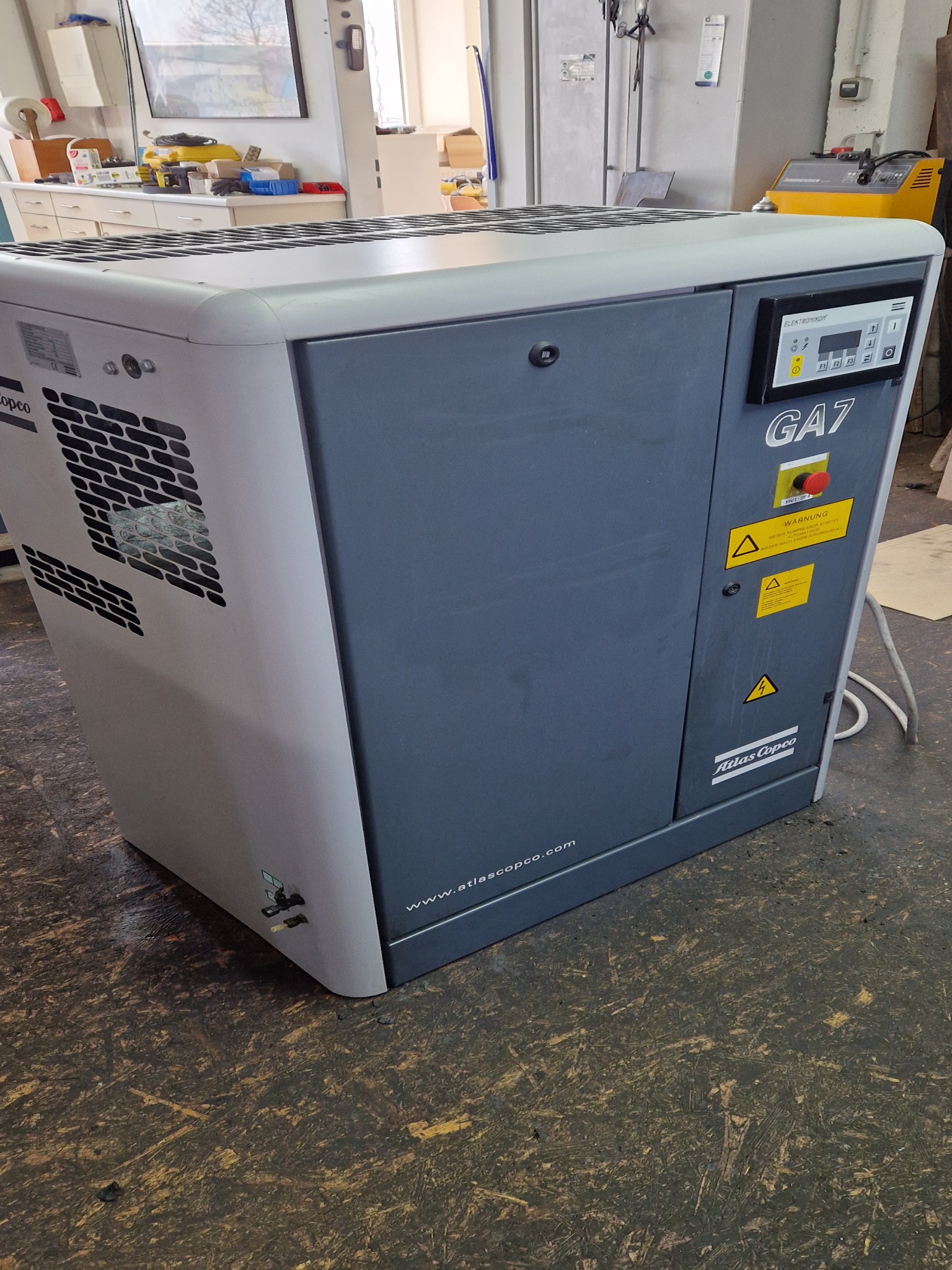 Dobrze utrzymane sprężarki, osuszacze chłodnicze i akcesoria z magazynu-1