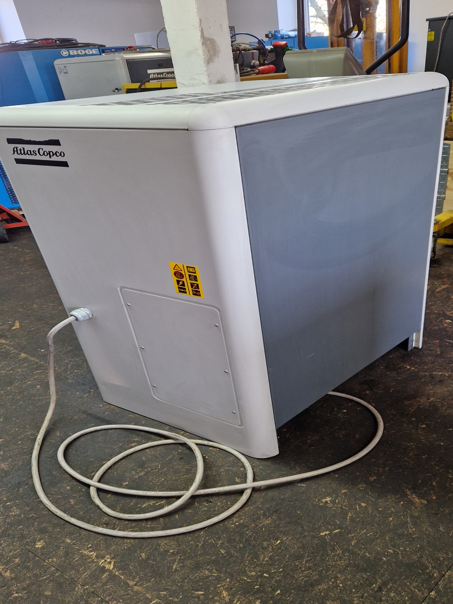 Dobrze utrzymane sprężarki, osuszacze chłodnicze i akcesoria z magazynu-8