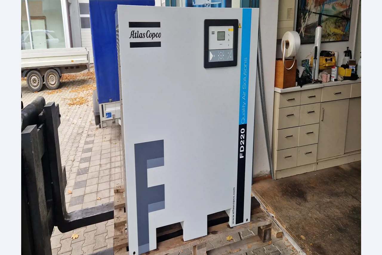 Dobrze utrzymane sprężarki, osuszacze chłodnicze i akcesoria z magazynu-6