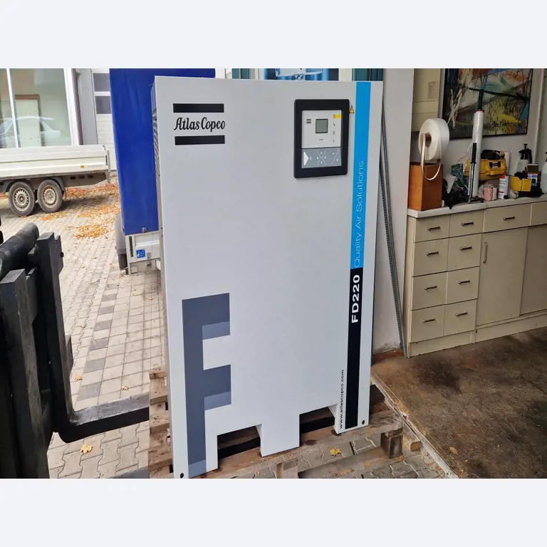 Dobrze utrzymane sprężarki, osuszacze chłodnicze i akcesoria z magazynu-6