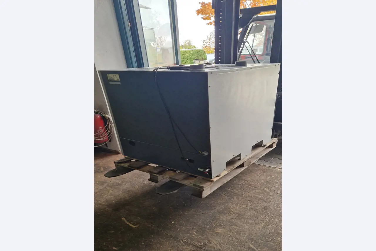 Dobrze utrzymane sprężarki, osuszacze chłodnicze i akcesoria z magazynu-1