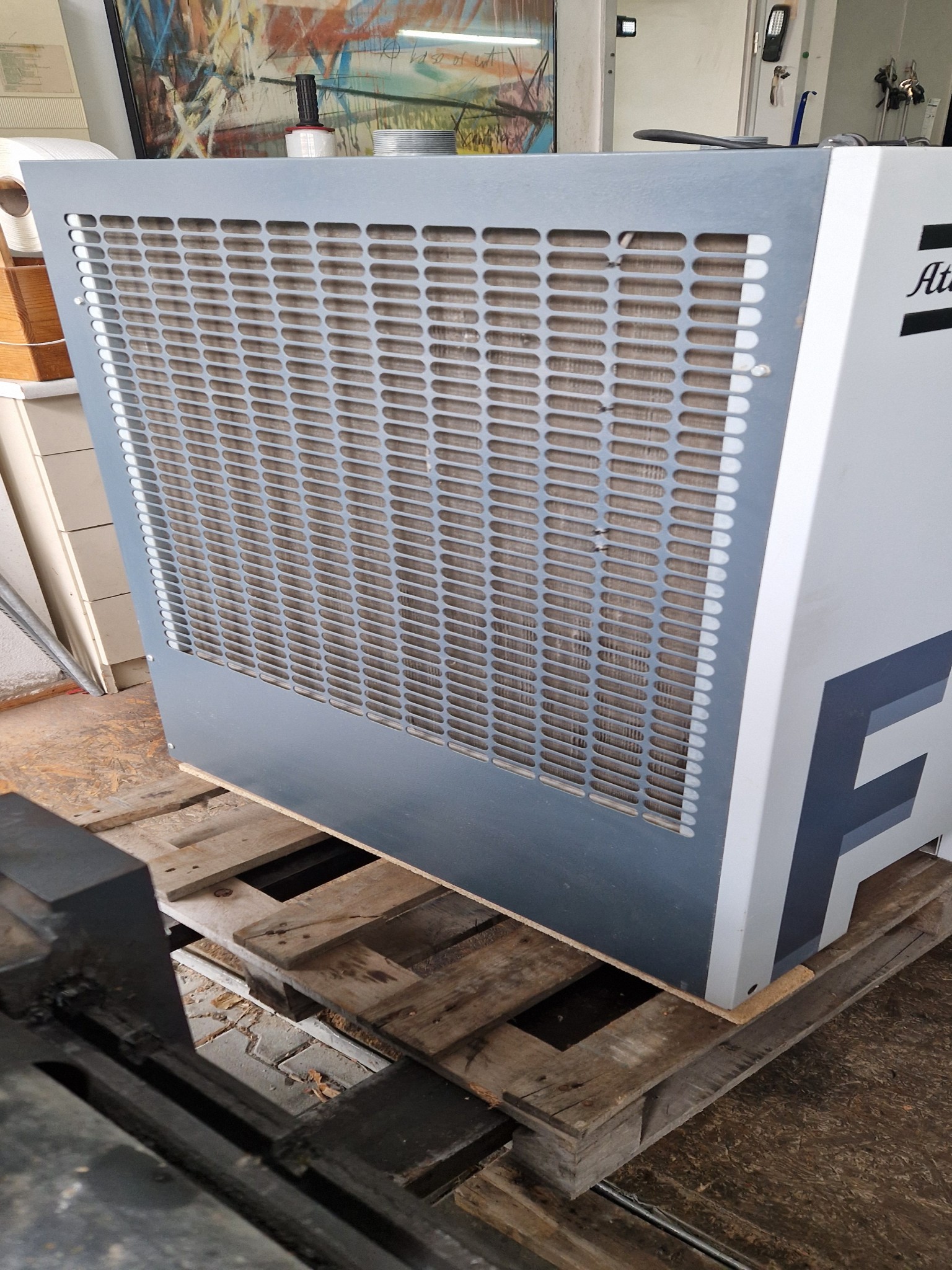 Dobrze utrzymane sprężarki, osuszacze chłodnicze i akcesoria z magazynu-8