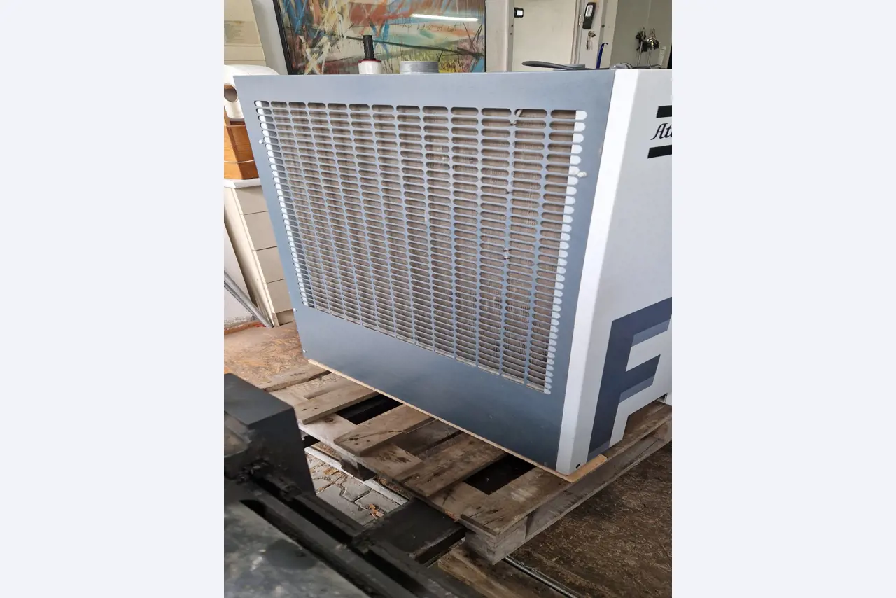 Dobrze utrzymane sprężarki, osuszacze chłodnicze i akcesoria z magazynu-8