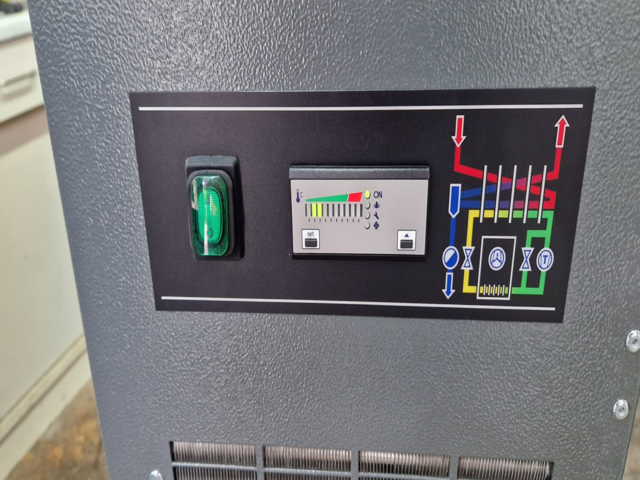 Dobrze utrzymane sprężarki, osuszacze chłodnicze i akcesoria z magazynu-2