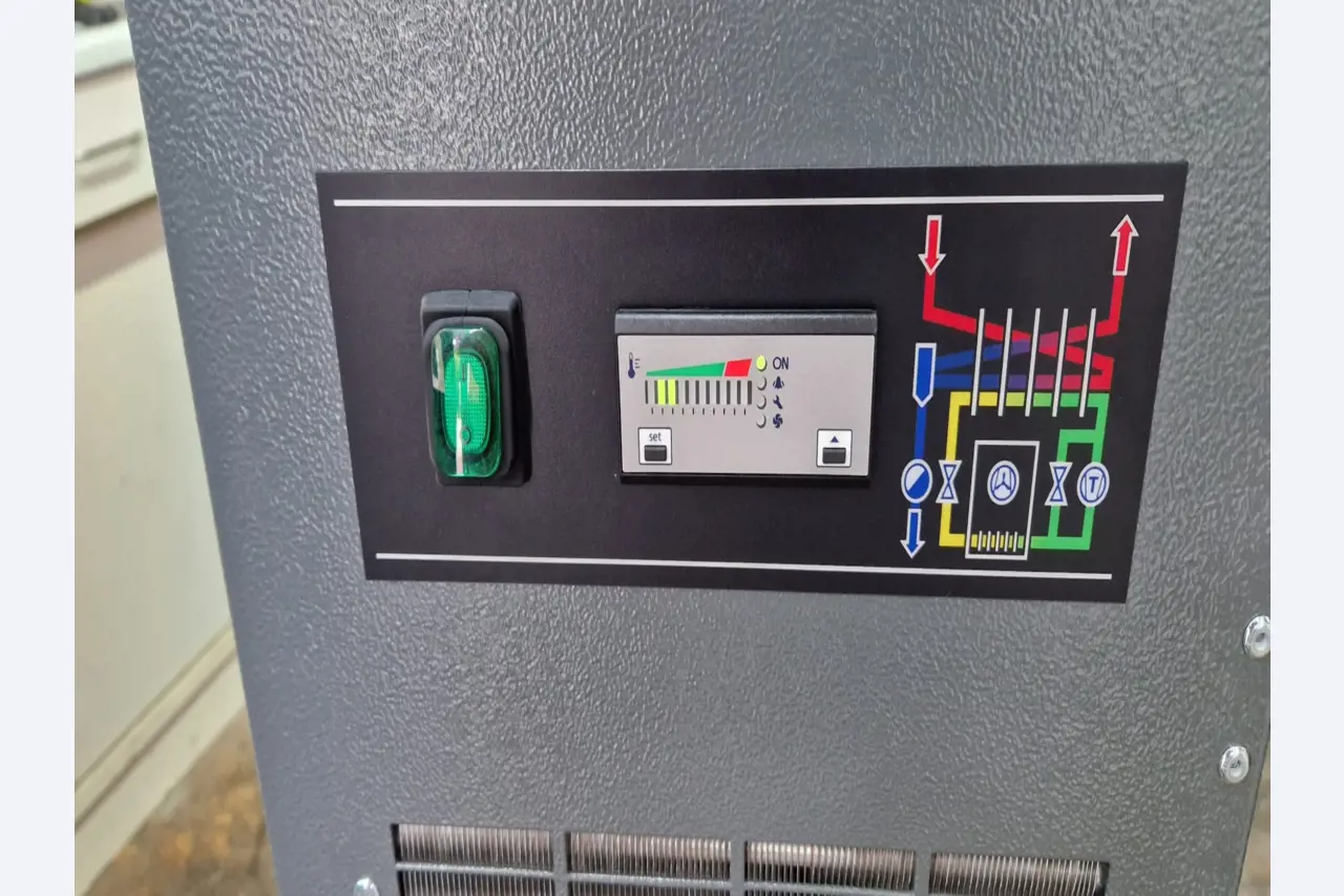 Dobrze utrzymane sprężarki, osuszacze chłodnicze i akcesoria z magazynu-2