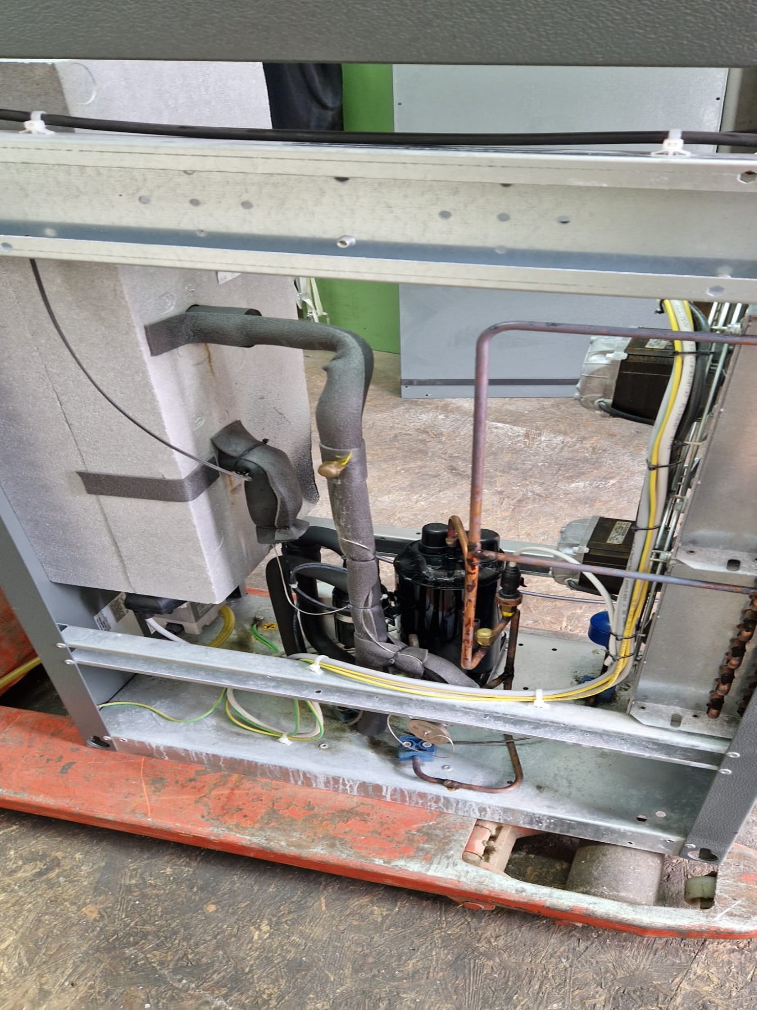 Dobrze utrzymane sprężarki, osuszacze chłodnicze i akcesoria z magazynu-5