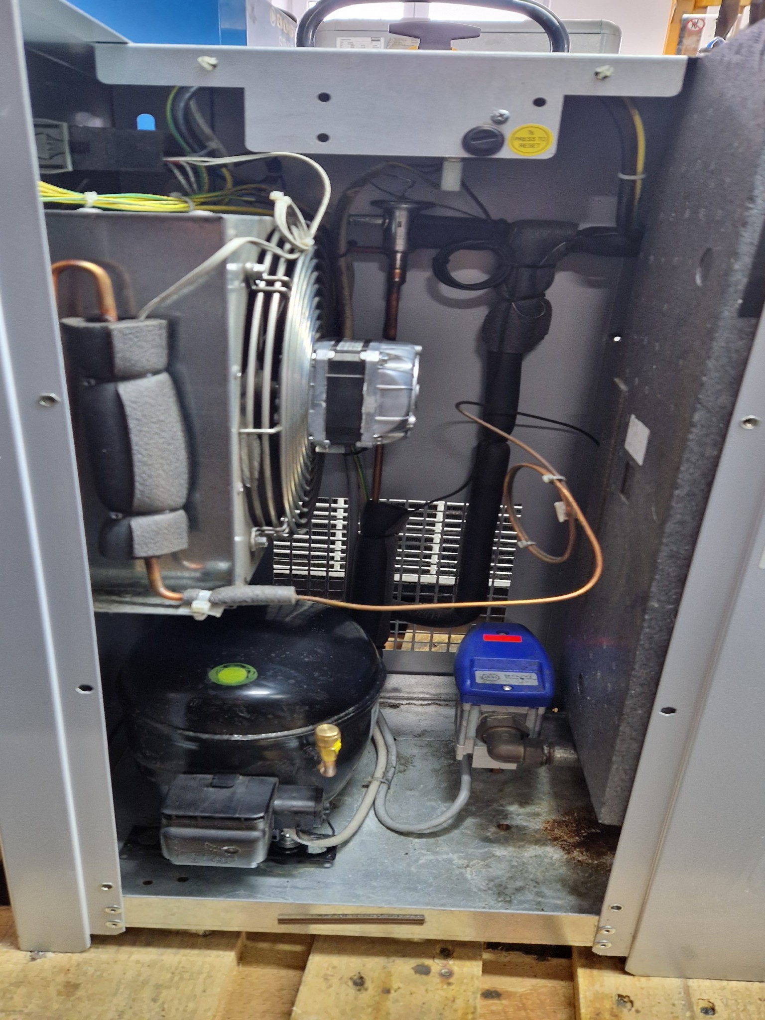 Dobrze utrzymane sprężarki, osuszacze chłodnicze i akcesoria z magazynu-3