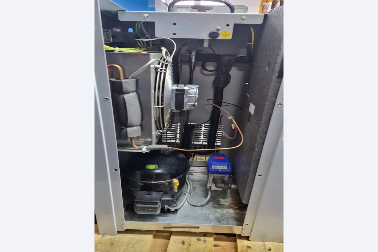 Dobrze utrzymane sprężarki, osuszacze chłodnicze i akcesoria z magazynu-3