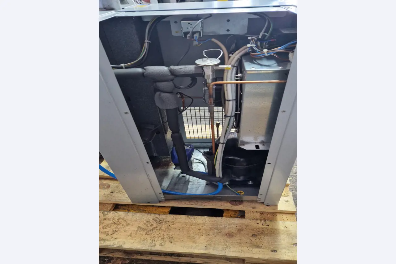 Dobrze utrzymane sprężarki, osuszacze chłodnicze i akcesoria z magazynu-5