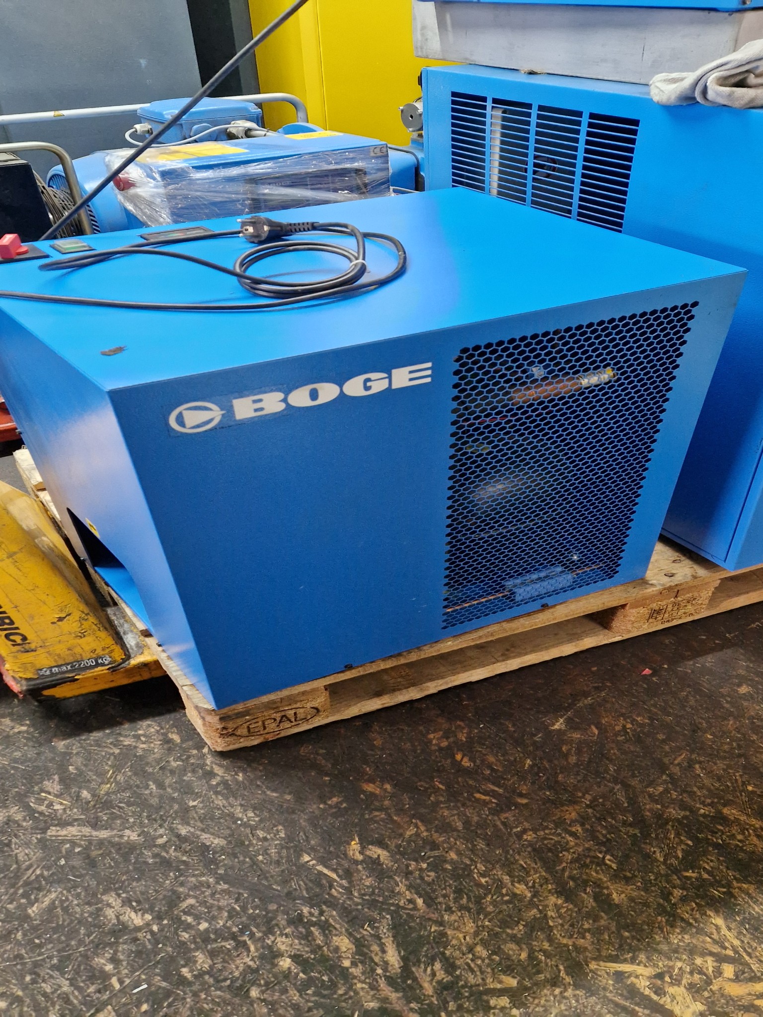 Dobrze utrzymane sprężarki, osuszacze chłodnicze i akcesoria z magazynu-1