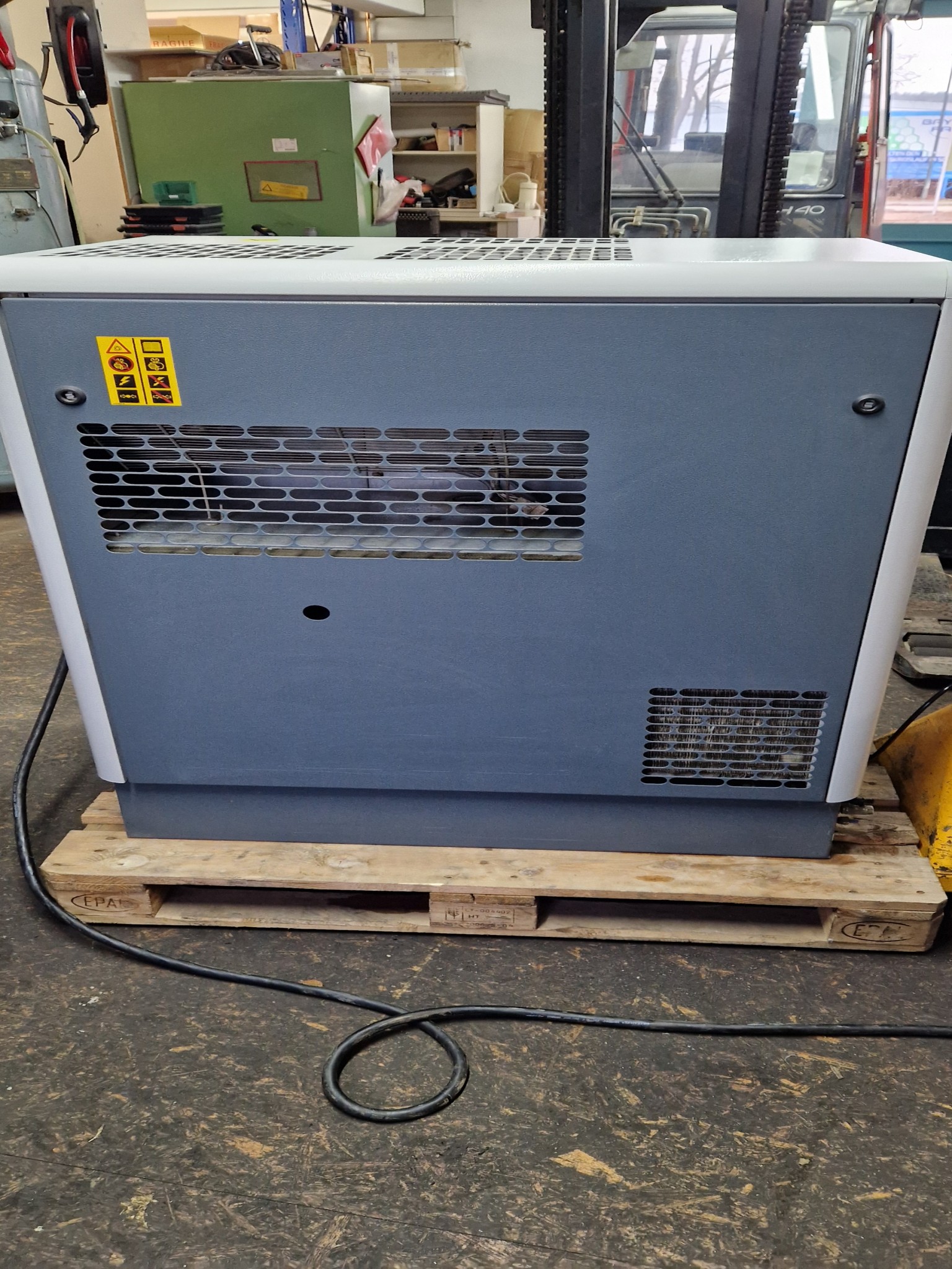 Dobro vzdrževani kompresorji, hladilni sušilniki in dodatna oprema na zalogi-4