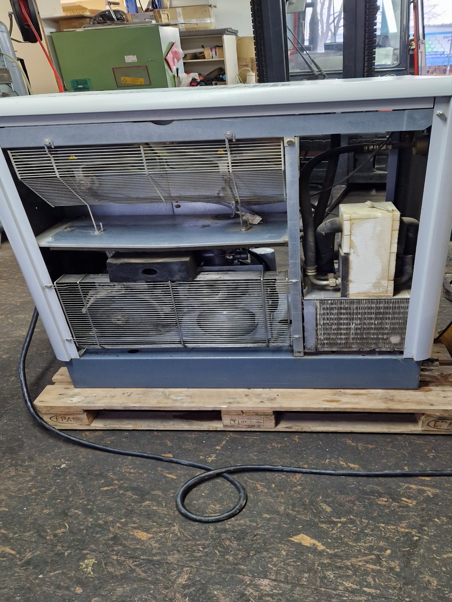 Dobro vzdrževani kompresorji, hladilni sušilniki in dodatna oprema na zalogi-9