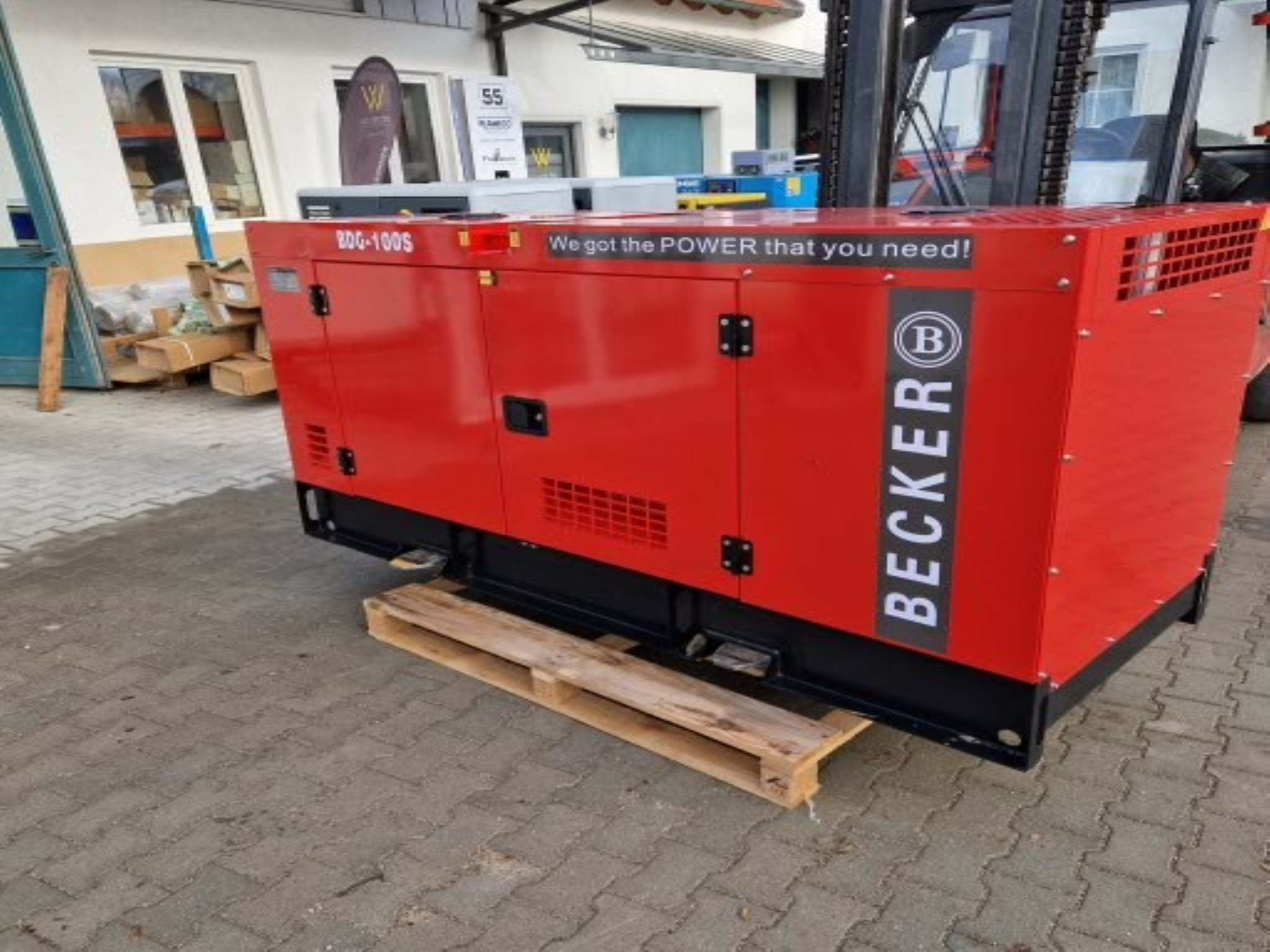 Dobrze utrzymane sprężarki, osuszacze chłodnicze i akcesoria z magazynu-1