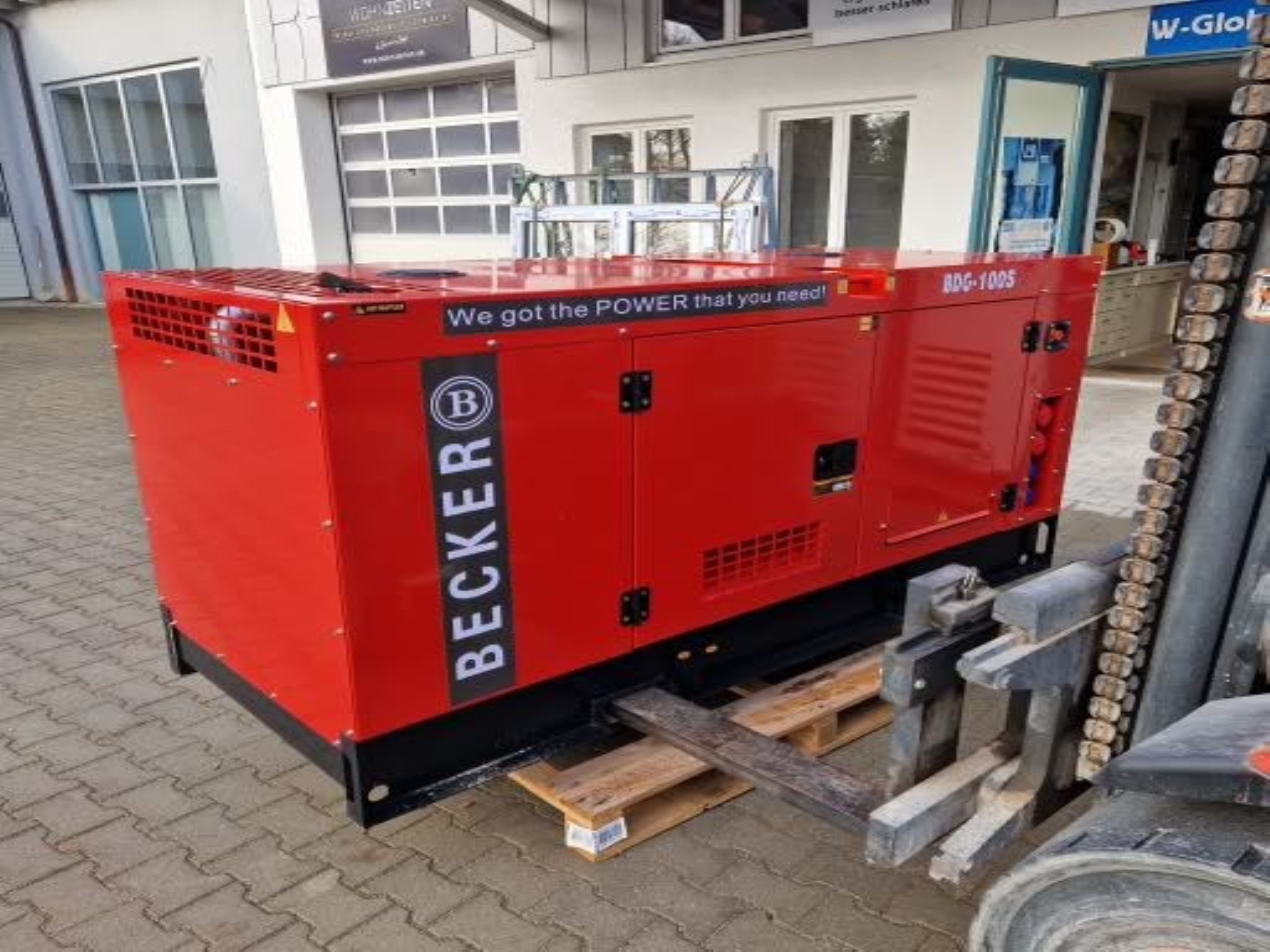 Dobrze utrzymane sprężarki, osuszacze chłodnicze i akcesoria z magazynu-2