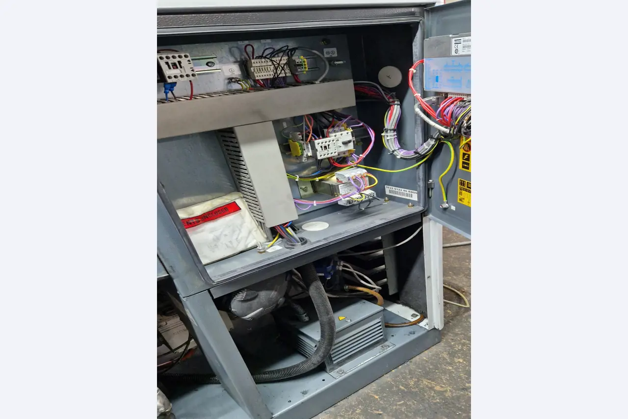 Dobrze utrzymane sprężarki, osuszacze chłodnicze i akcesoria z magazynu-4