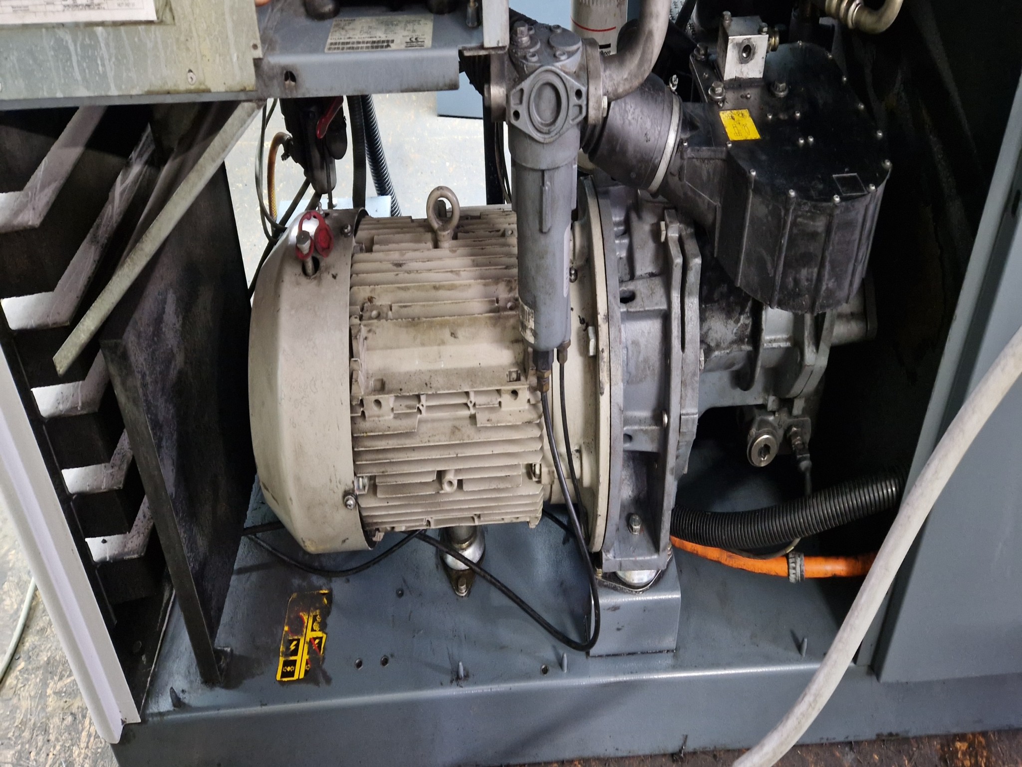 Dobrze utrzymane sprężarki, osuszacze chłodnicze i akcesoria z magazynu-8