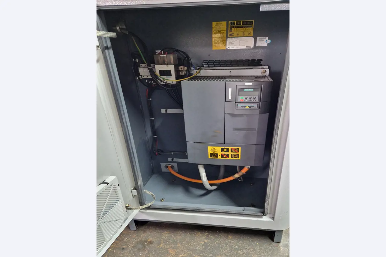 Dobrze utrzymane sprężarki, osuszacze chłodnicze i akcesoria z magazynu-9