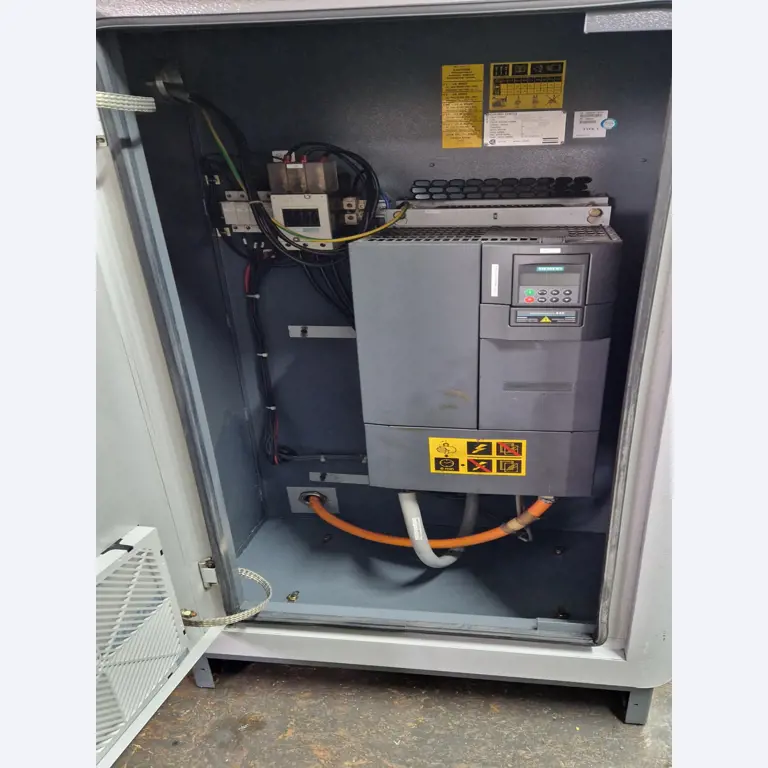 Dobrze utrzymane sprężarki, osuszacze chłodnicze i akcesoria z magazynu-9