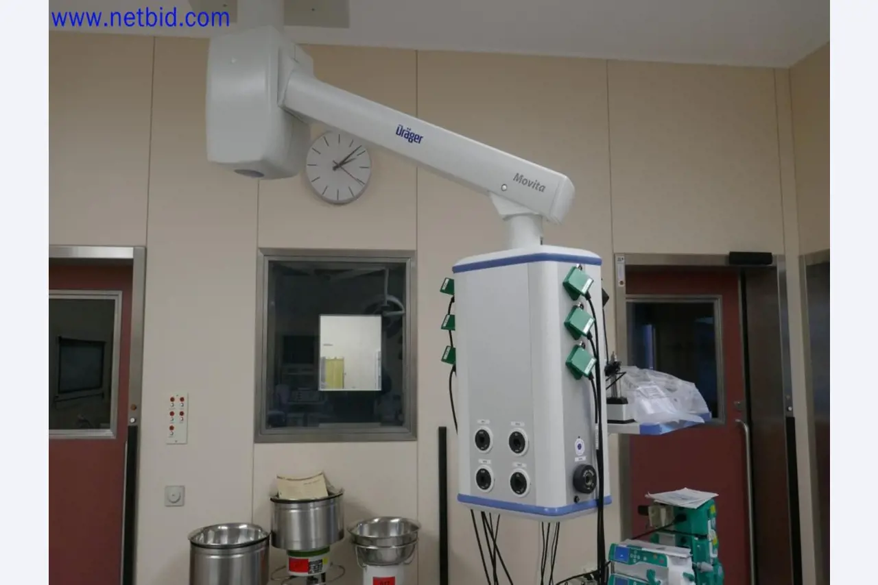 Medizinisch technische Geräte, Einrichtung und Mobiliar eines Krankenhauses-1