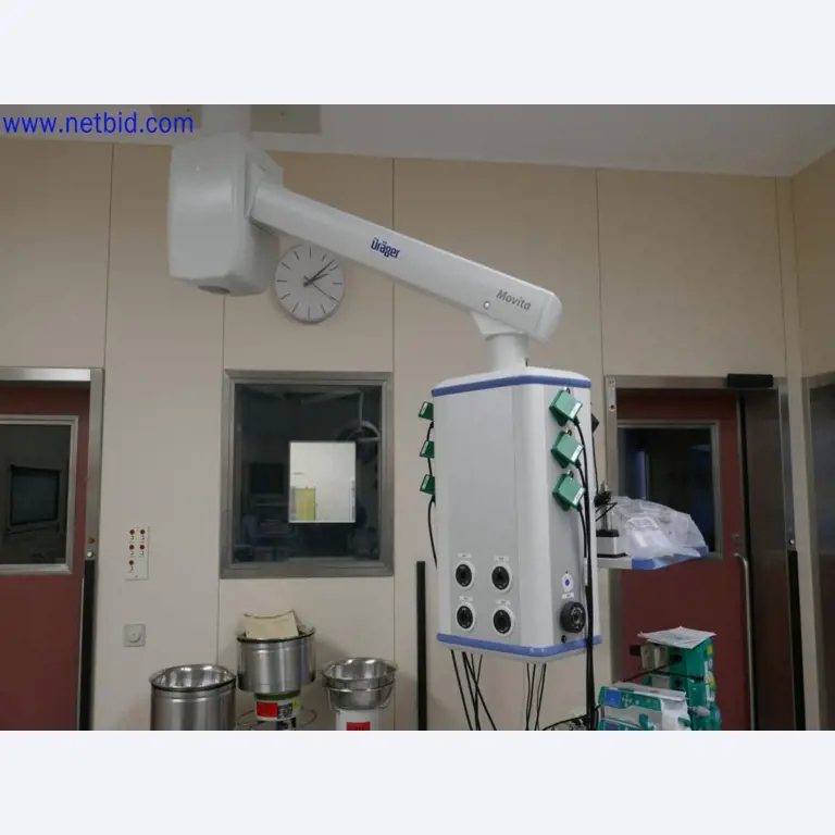 Medizinisch technische Geräte, Einrichtung und Mobiliar eines Krankenhauses-1