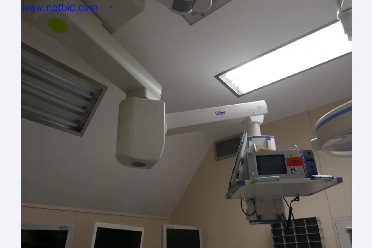 Medizinisch technische Geräte, Einrichtung und Mobiliar eines Krankenhauses-3