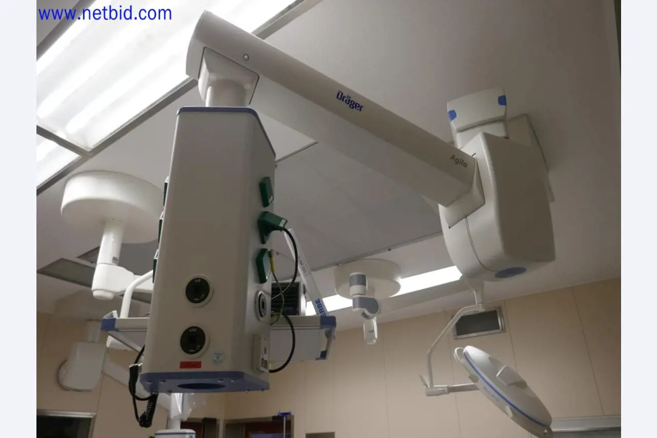 Medizinisch technische Geräte, Einrichtung und Mobiliar eines Krankenhauses-5