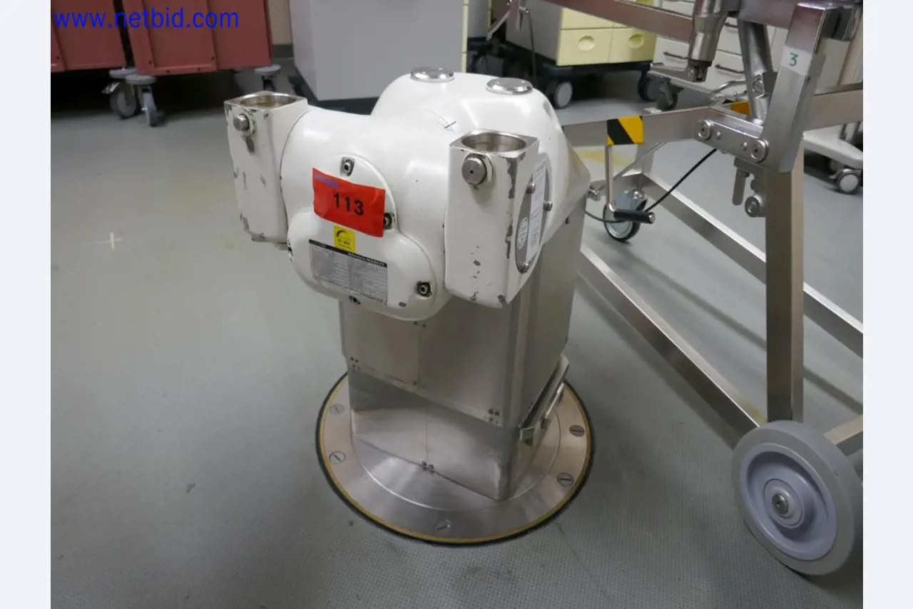 Medizinisch technische Geräte, Einrichtung und Mobiliar eines Krankenhauses-1