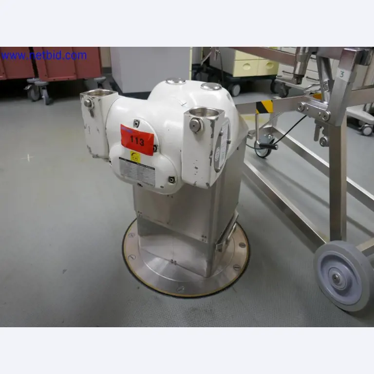 Medizinisch technische Geräte, Einrichtung und Mobiliar eines Krankenhauses-1