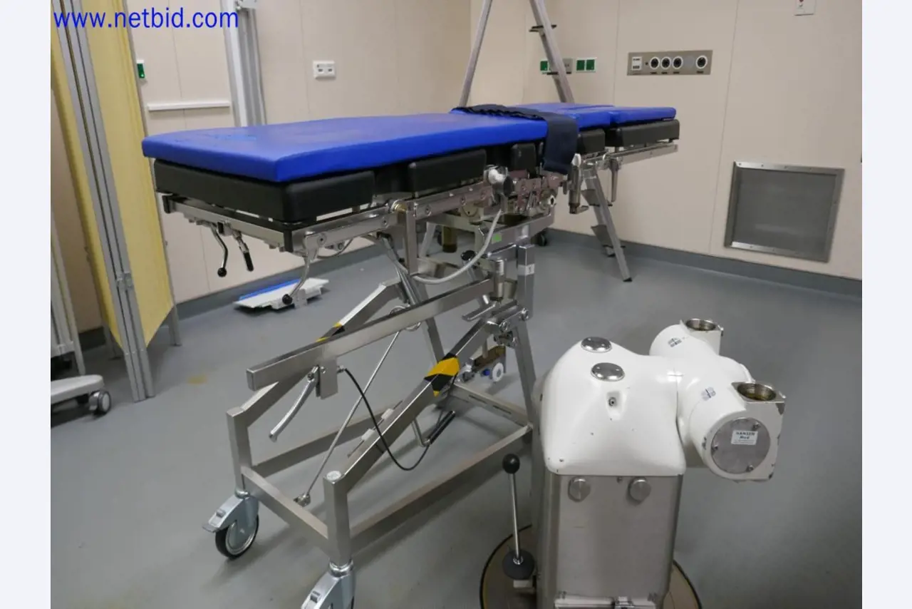 Medizinisch technische Geräte, Einrichtung und Mobiliar eines Krankenhauses-3