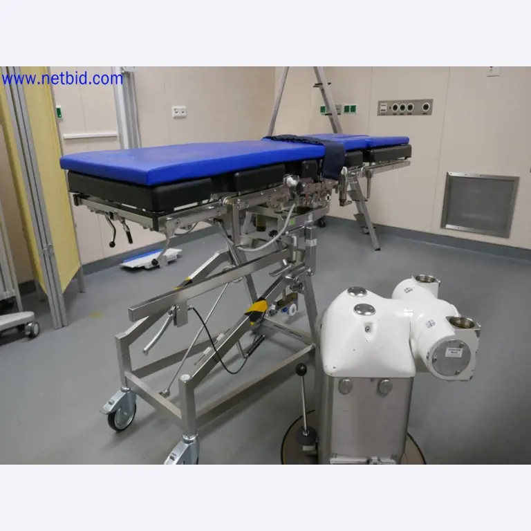 Medizinisch technische Geräte, Einrichtung und Mobiliar eines Krankenhauses-3