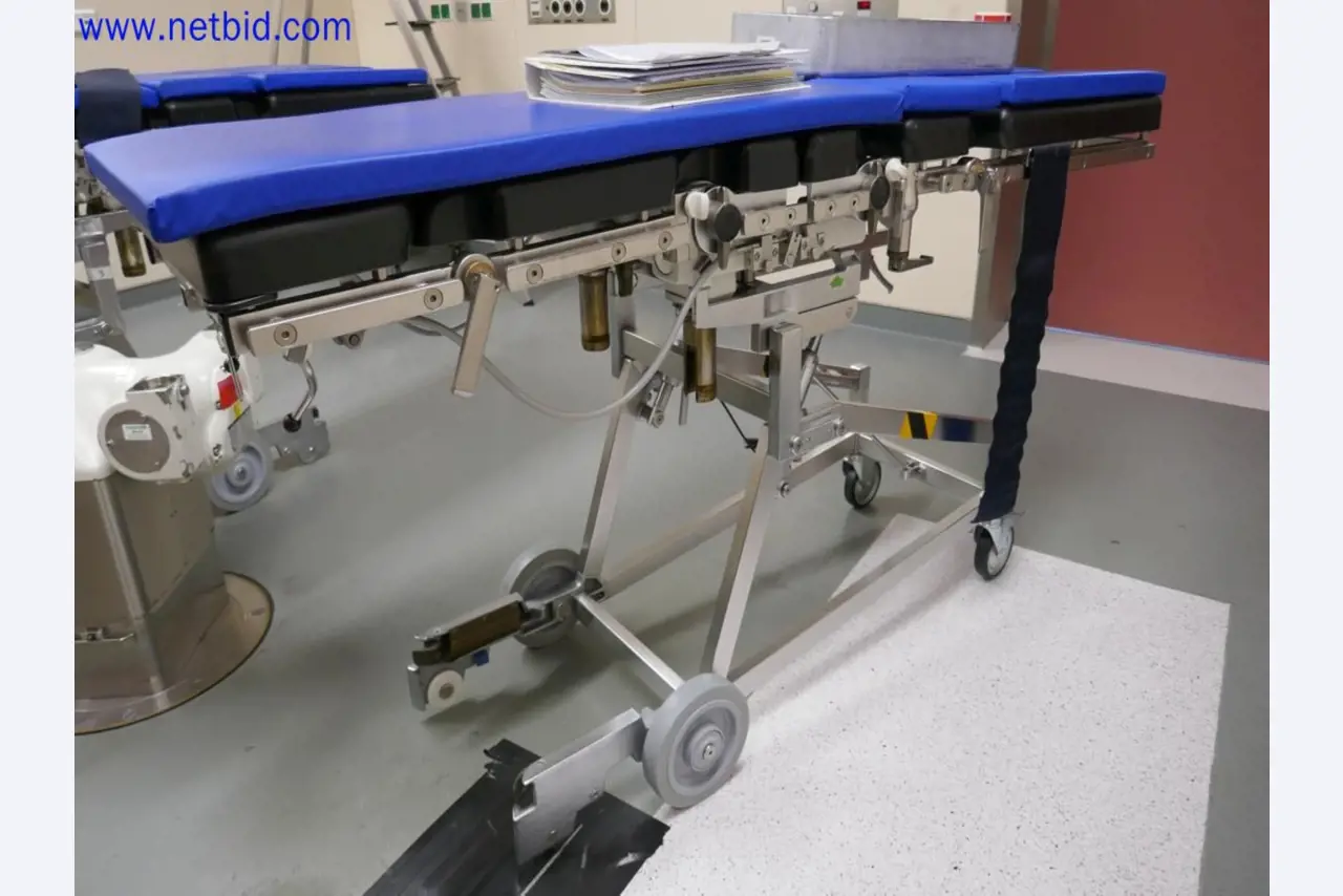 Medizinisch technische Geräte, Einrichtung und Mobiliar eines Krankenhauses-5